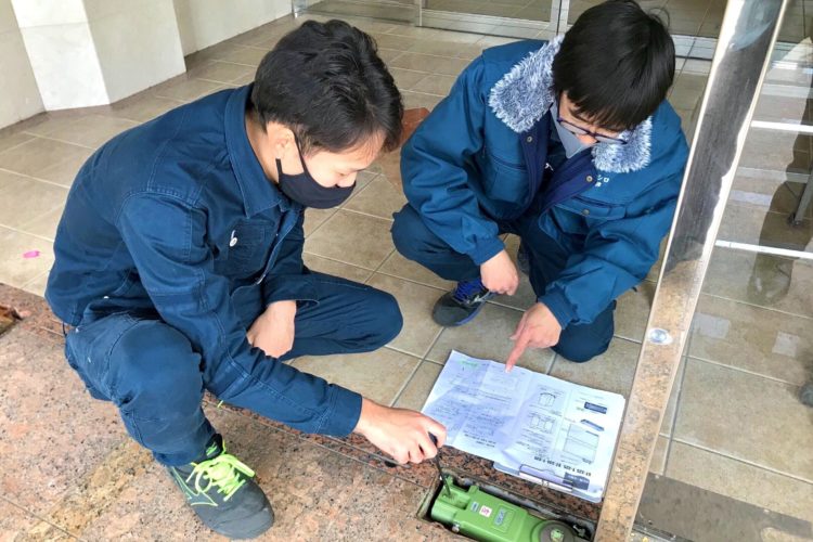 先輩が業務を教えている